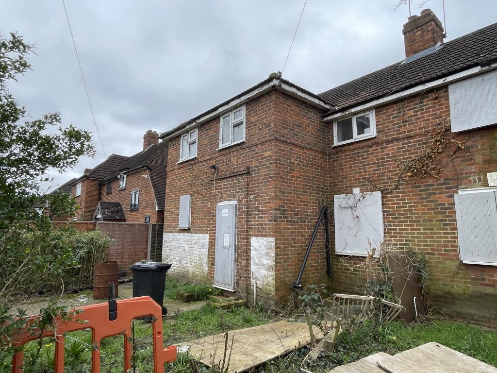 Lot: 14 - HOUSE IN NEED OF REFURBISHMENT - view of front of house in need of refurbishment